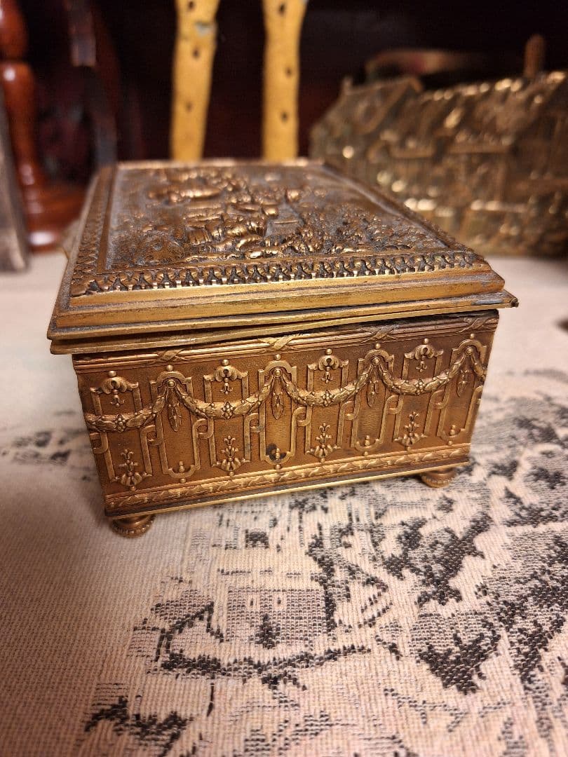 お値下げ！フランスアンティーク 浮彫り金属ボックス